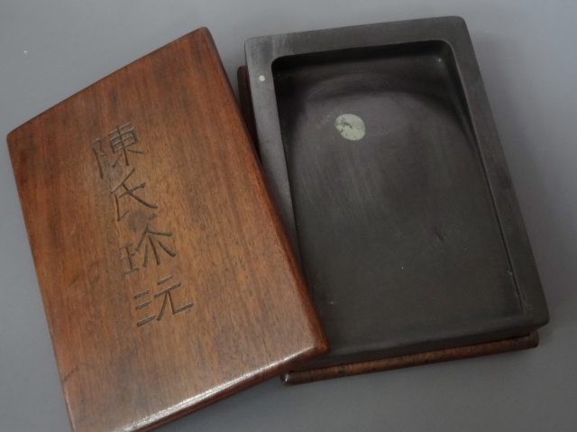 端渓石石眼入りの中国の古い硯（木蓋+台付）をお譲りいただきました｜くまねこ堂