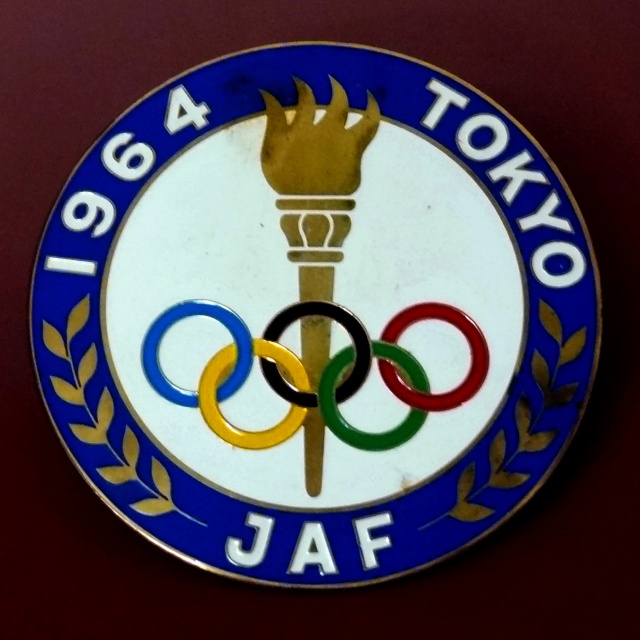 東京都中野区にて、1964年東京オリンピックロゴ入りJAFのカーバッジを 