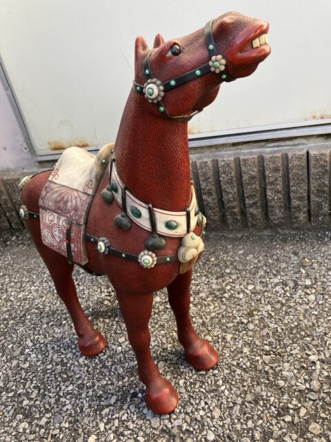 堆朱宝石像嵌馬の置物